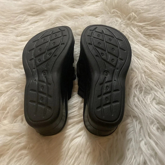 BZees Black Wedged Open Toe Sandals Washable Size 7 - Picture 6 of 8
